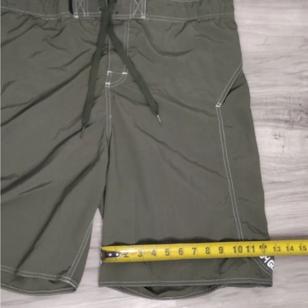 Body glove Olive Green Cargo Shorts size L pre owned good condition